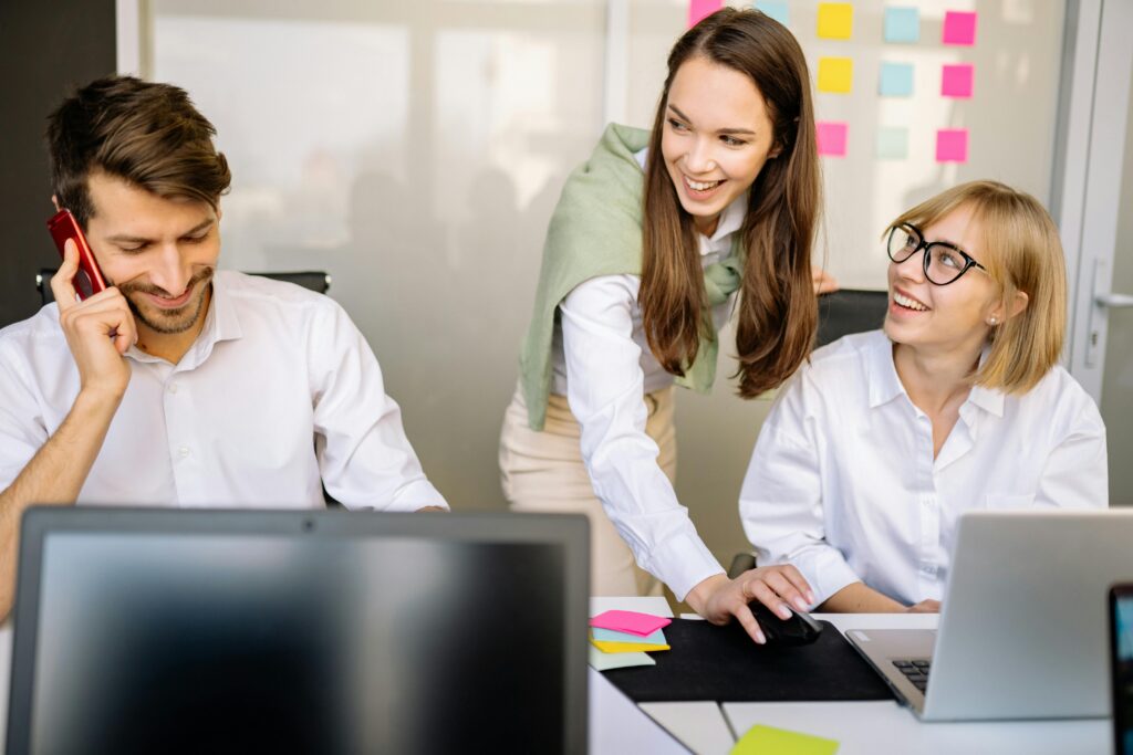 Teaminteraktion als Beispiel für Strukturen im Marketing-Organigramm