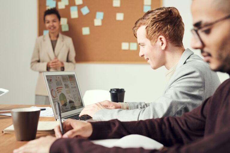 Team analysiert Daten zur Anwendung moderner Organisationsprinzipien im Unternehmen.