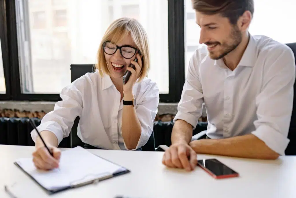 Zwei HR Mitarbeitende am Tisch