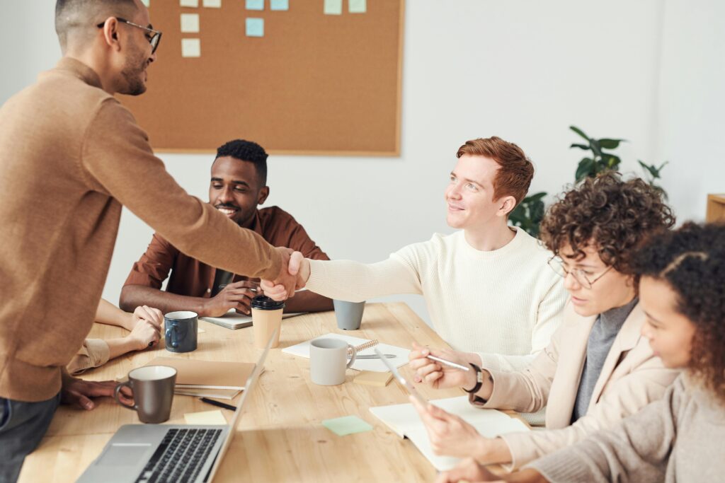 Meeting mit Handschlag – gelungene Nachfolgeplanung im Team
