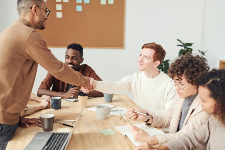 Meeting mit Handschlag – gelungene Nachfolgeplanung im Team