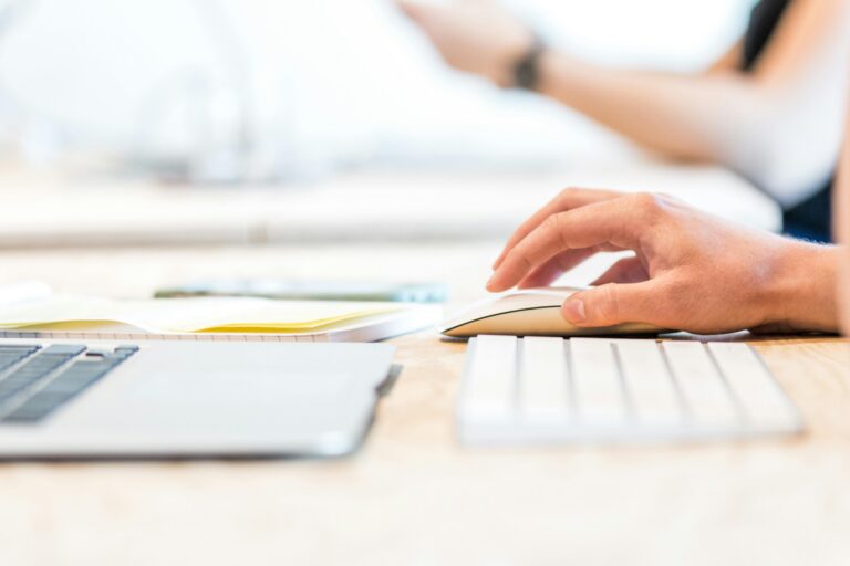 Organisationsmethoden im Arbeitsalltag am Laptop umgesetzt.
