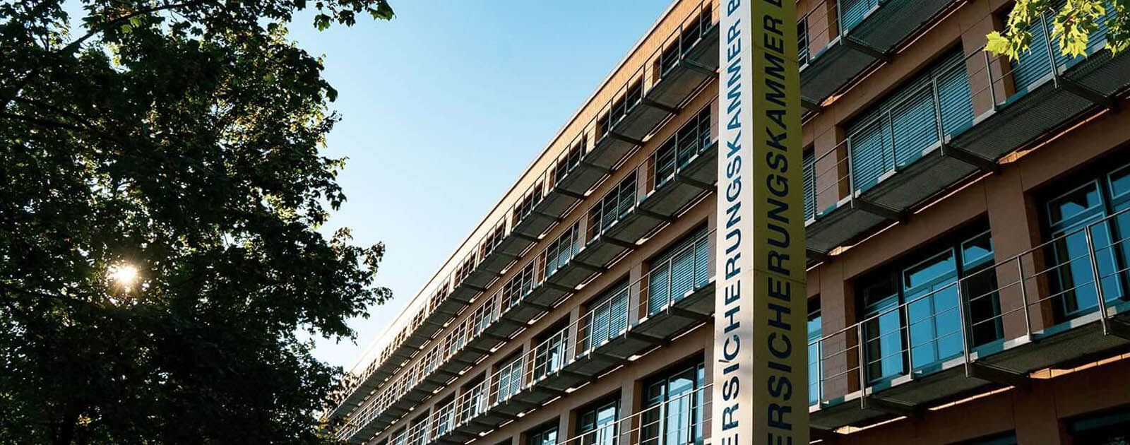 Gebäude mit Logo von VKB