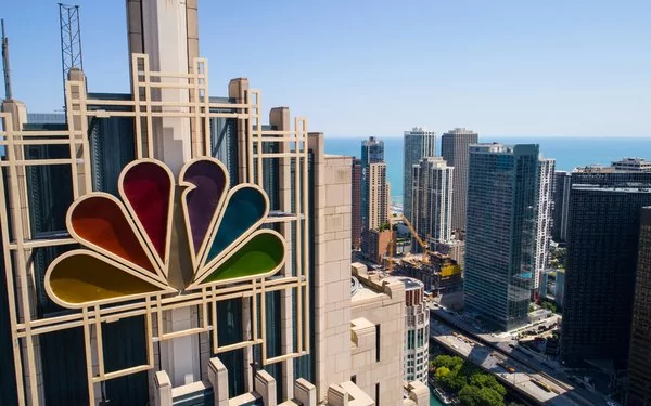 Gebäude mit Logo von NBCUniversal